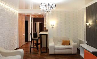 яркий дизайн интерьера гостиной, оранжевая гостиная, апельсиновая гамма, современный стиль интерьера