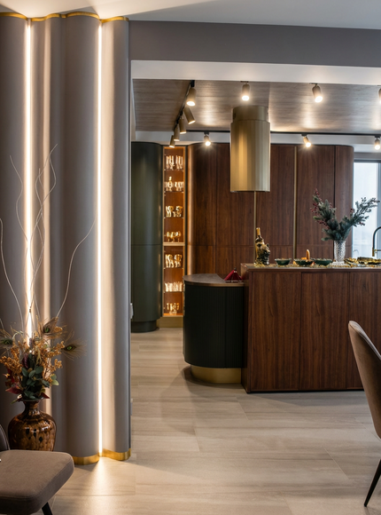 встроенная подсветка, золотые элементы, шпон, круглые фасады, гнутые стены