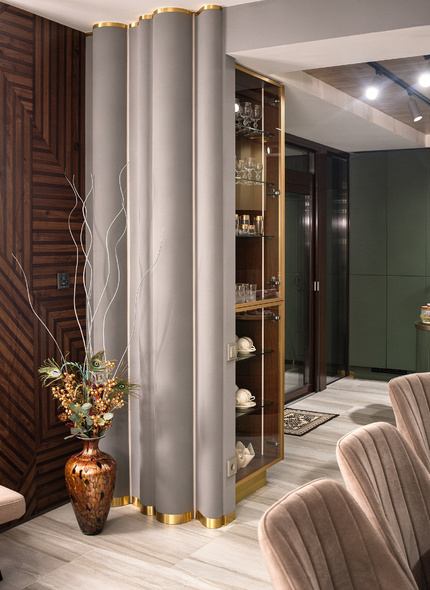 золотая полоса, гнутые стены, гнутые панели, шпон в интерьере, зеленые фасады