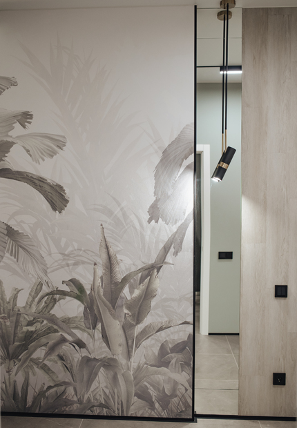 фреска с растительностью,зеркало в интерьере, современный стиль