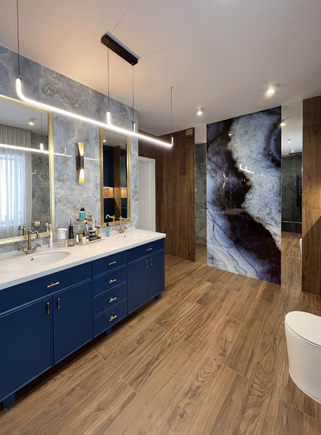 синяя мебель, синий оникс, золотая сантехника