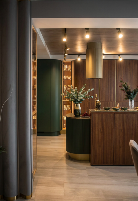 стильная кухня, кухня в шпоне, скругленные фасады, зеленая кухня,  золотые аксессуары, золотая вытяжка