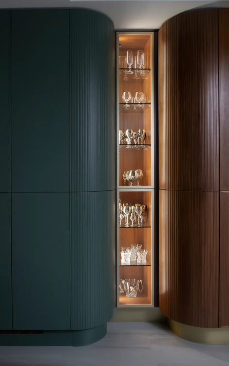 гнутые фасады, кухня зеленый и дерево, золотые элементы