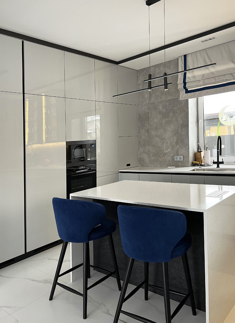 современная кухня, глянцевые фасады, барные стулья, кухонный остров