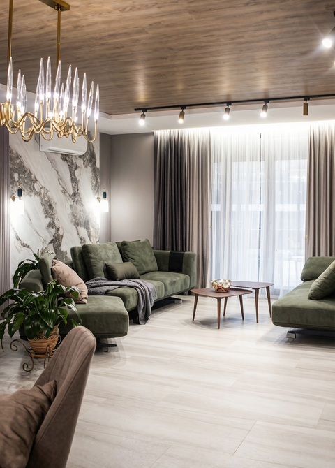 классическая люстра, золотые светильники, диваны хаки