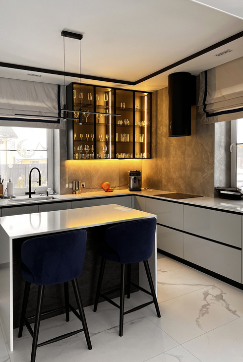 синие стулья, современный свет, белая кухня