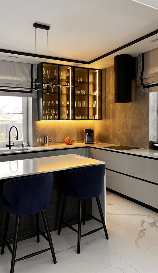 кухня с островом, черные элементы интерьера, керамогранит под мрамор