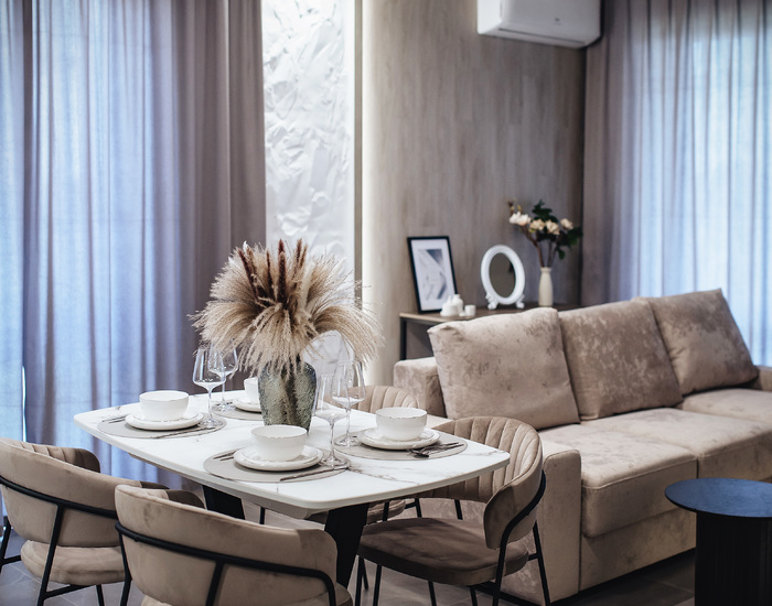 дизайн интерьера гостиной, бежевый цвет в интерьере, деревянная стена